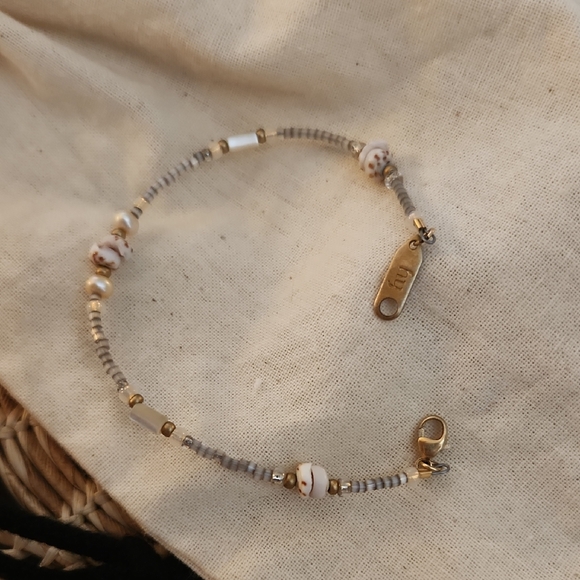 Elegant Holly Yashi Gold and Cream Beaded Bracelet - Picture 1 of 5